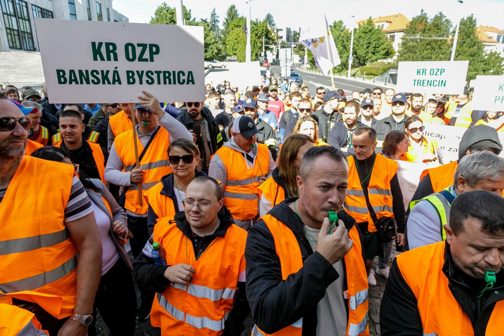 Zhromaždenie Odborového zväzu polície pred budovou parlamentu v Bratislave