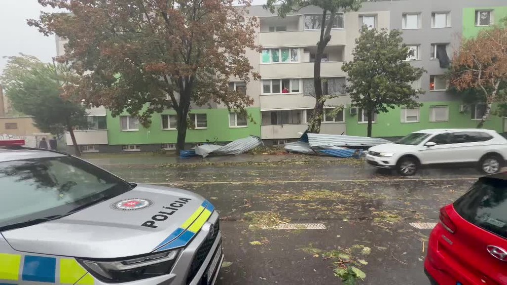 [multi] Následky po búrke - odtrhnutá strecha 64
