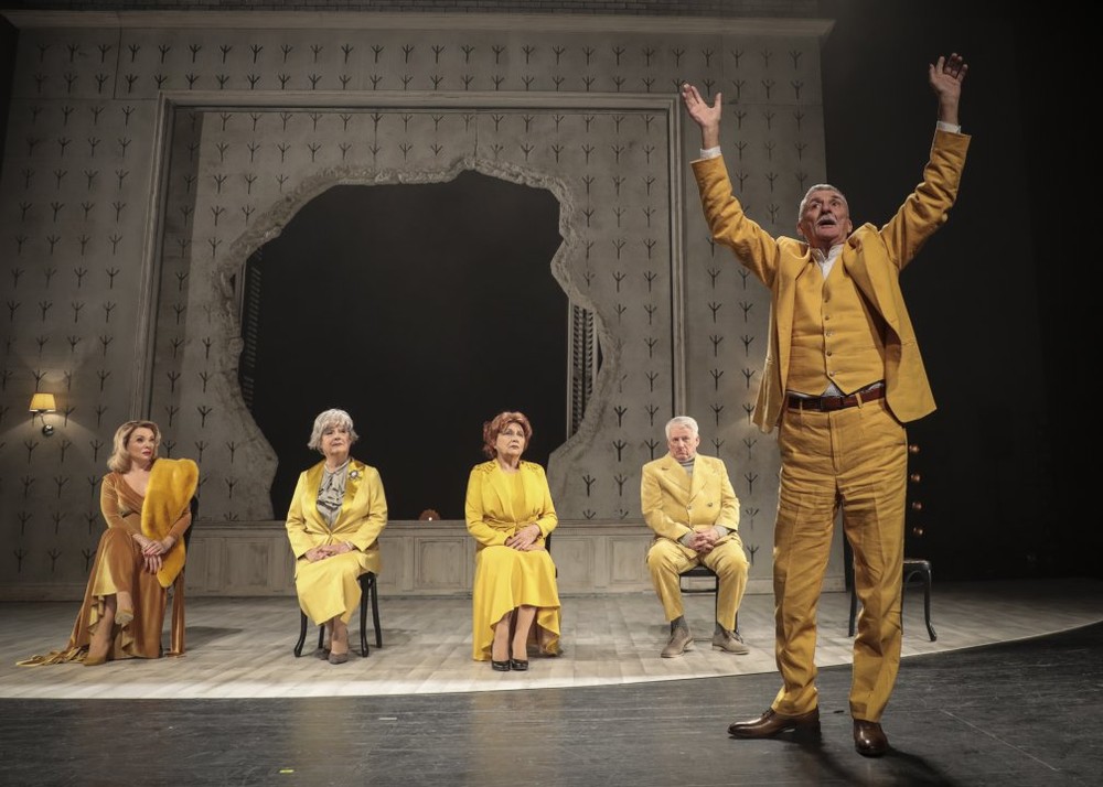 zdena_stdenkova_bozidara_turzonovova_emilia_vasaryova_emil_horvath_martin_huba_zakladajuci_clenovia_nezavisleho_divadla