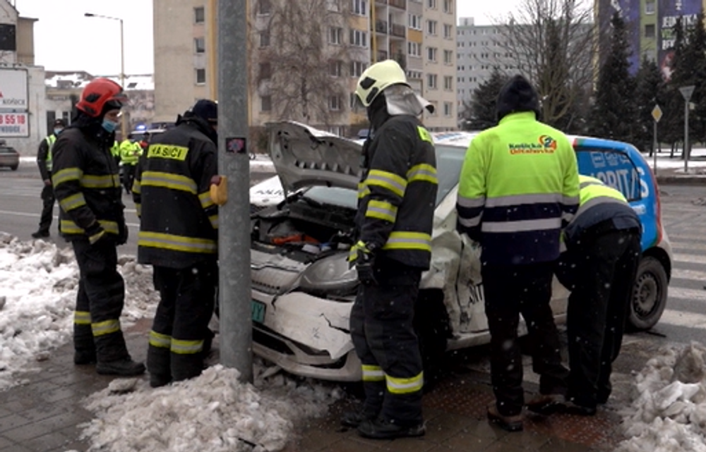 Po vážnej nehode policajnej hliadky odviezli do nemocnice policajta 
