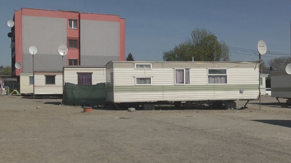 romovia sa nastahovali do mobilnych domcekov (4)