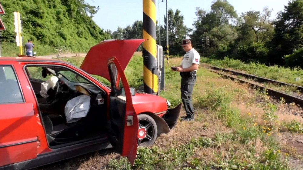 Aby sa vyhol čelnej zrážke, strhol volant. Len metre ich delili od vlakovej trate