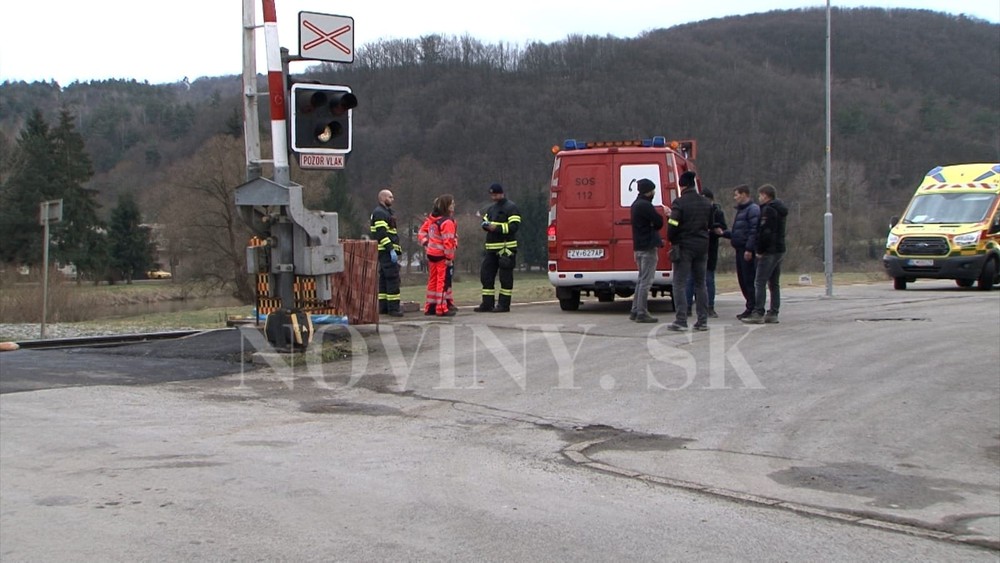 Vlak zachytil muža, ktorý stál príliš blízko pri železničnom priecestí