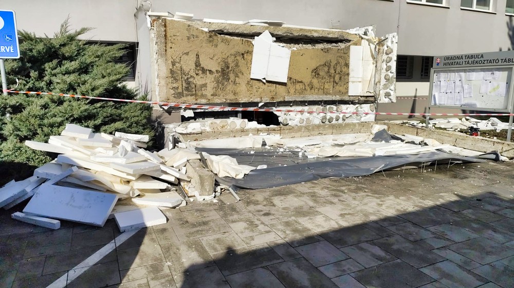 Pád strechy v Komárne