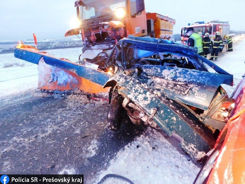 Cestárske vozidlo sa zrazilo s dvoma autami