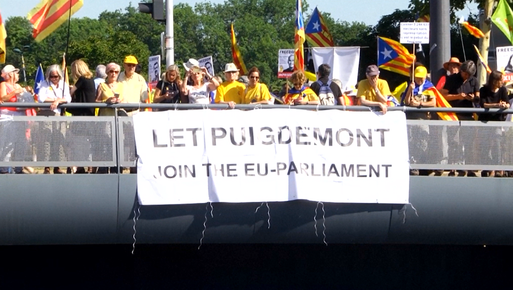 Úvodné zasadnutie nového Európskeho parlamentu poznačili protesty