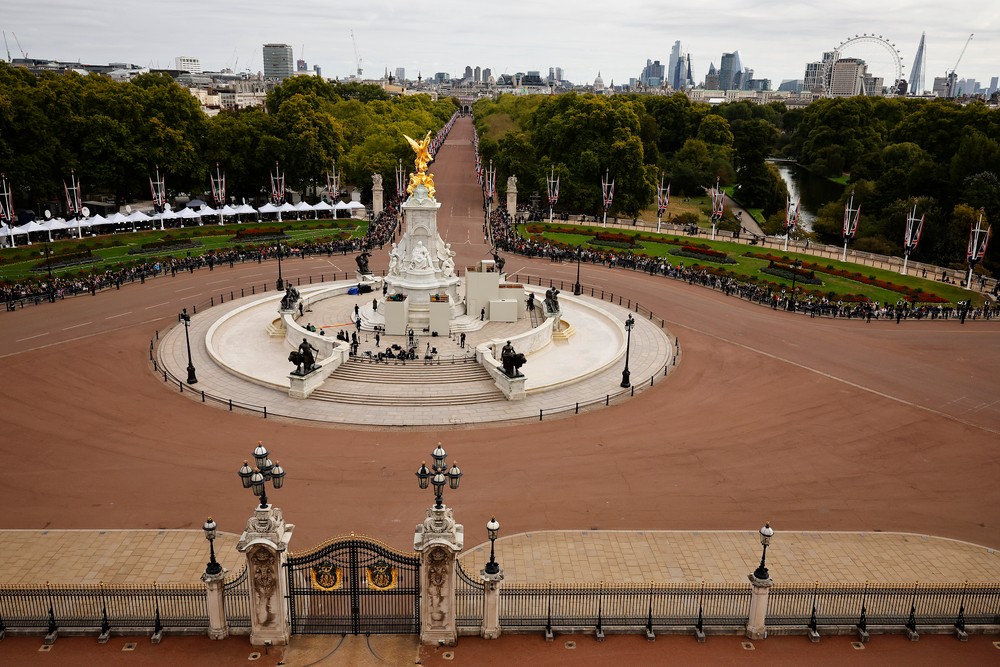 Británia sa lúči s kráľovnou Alžbetou II.