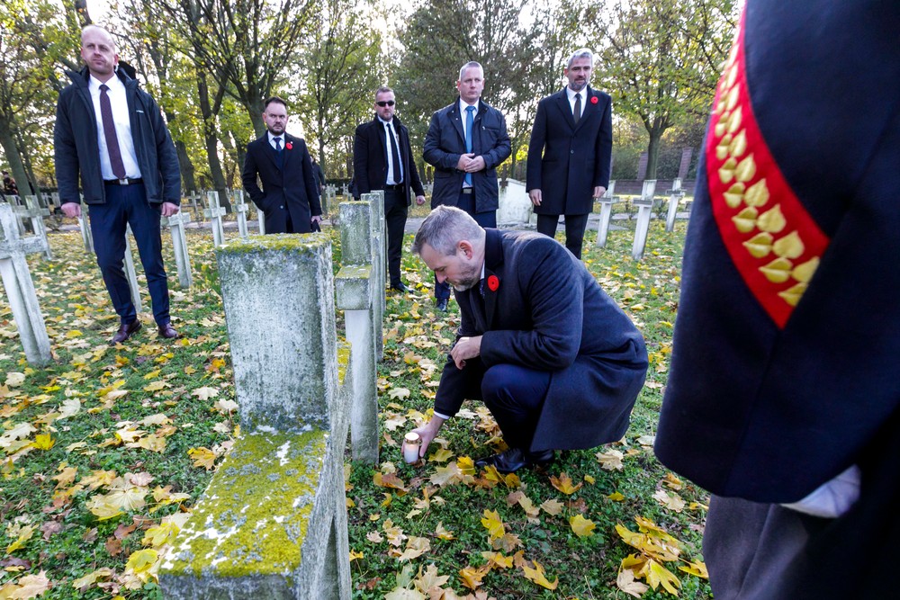 Peter Pellegrini si na vojenskom cintoríne v Petržalke