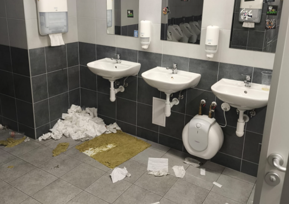 Zničené toalety v Košickej Futbalovej Aréne po zápase 2