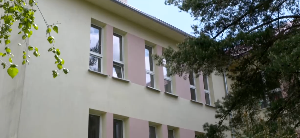 Deviatak na štvorkolke vybehol na hlavnú cestu, kde sa zrazil s autom