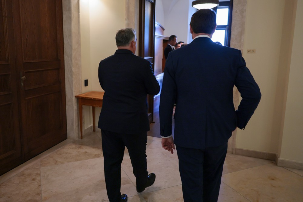 Viceprezident USA Vance odcestoval do Maďarska podporiť pred voľbami Orbána