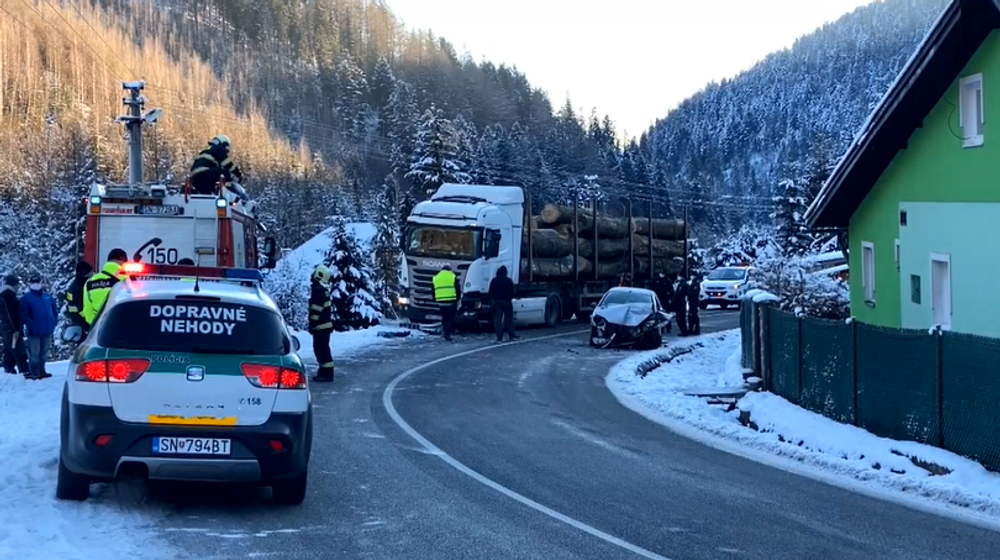V Hnileckej doline sa čelne zrazili osobné auto a kamión naložený drevom
