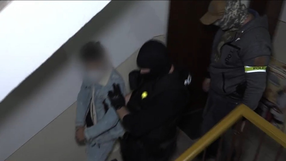 Ondreja stíhajú na slobode.