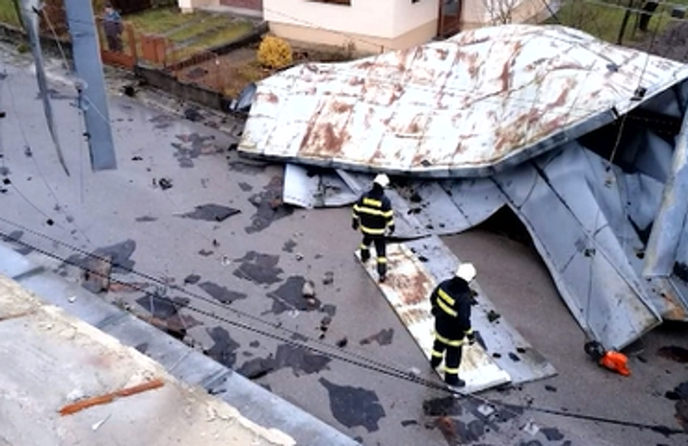 Severom Slovenska sa prehnal vietor o sile orkánu. Viaceré obce ostali na Štedrý deň bez elektriny