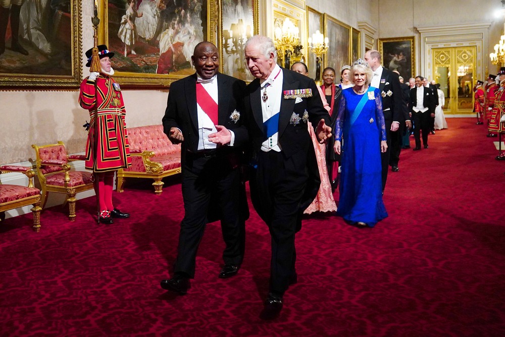 Kráľovská rodina na bankete