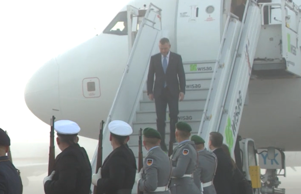 Pellegrini vystupuje z lietadla