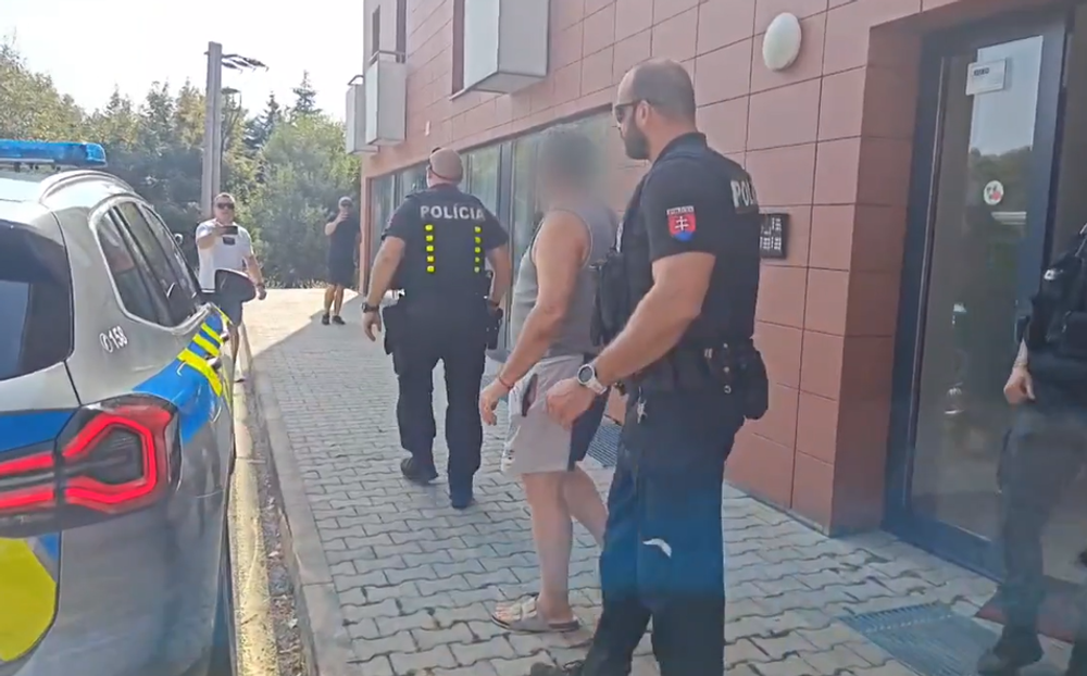 V Záhorskej Bystrici došlo k útoku na zastávke. Muž mal pri sebe zbraň