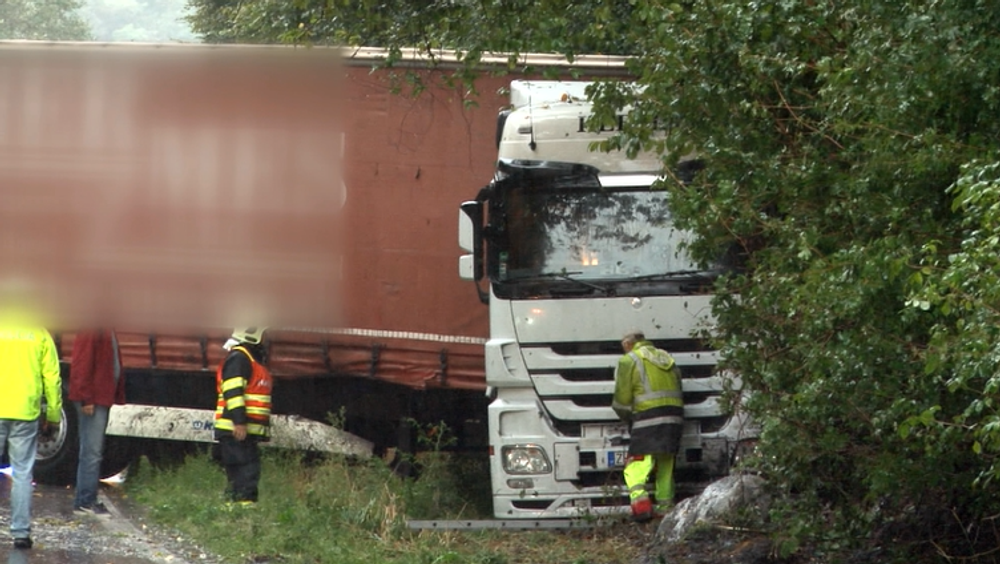 Zrážka kamiónu s osobným autom mala takmer fatálne následky. Náves skrížilo cez oba pruhy 