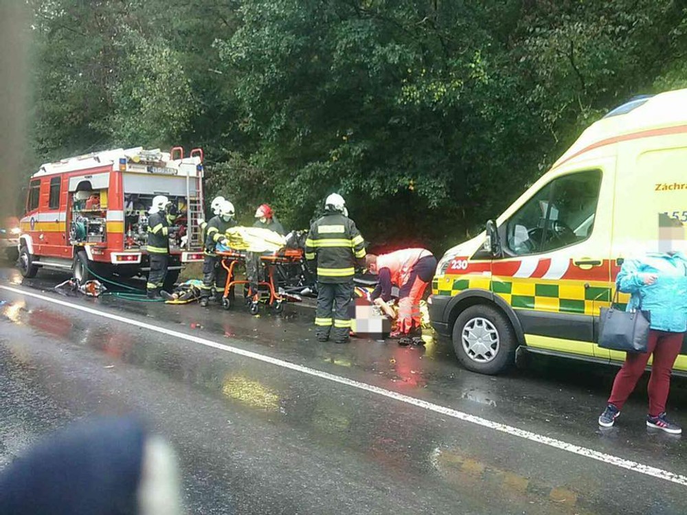 Na východe Slovenska sa zrazil autobus s osobným vozidlom