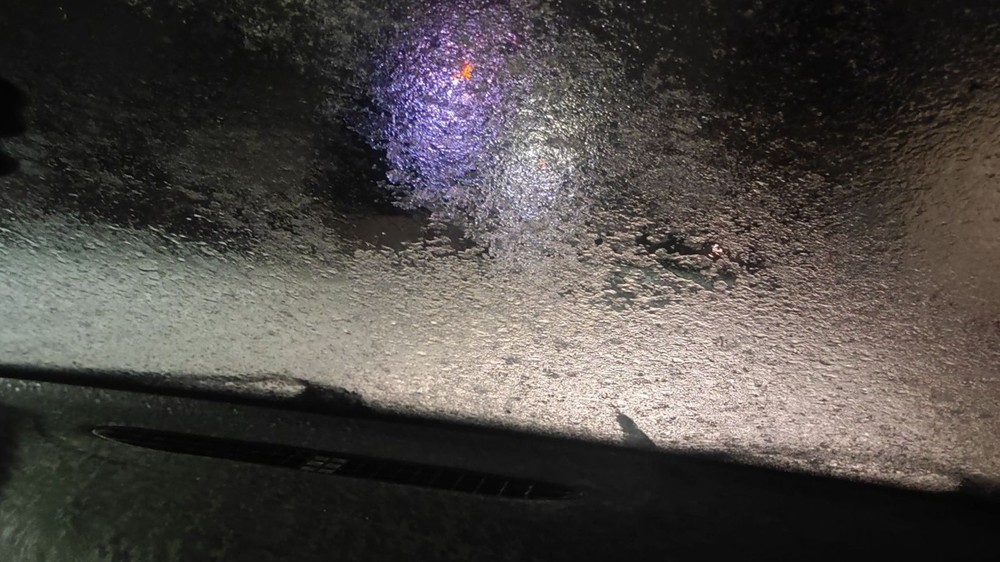 Sneženie a poľadovica skomplikovali dopravu a pohyb pre vodičov i chodcov