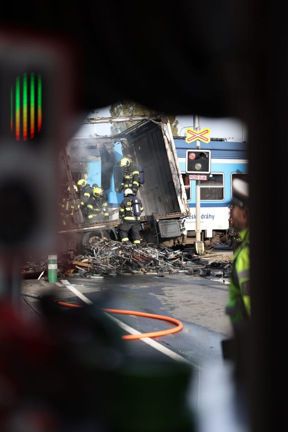 zrážka vlak kamion požiar hasiči (6)