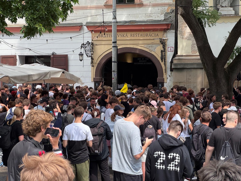 Dav fanúšikov čakajúci na IShowSpeed pred reštauráciou 3