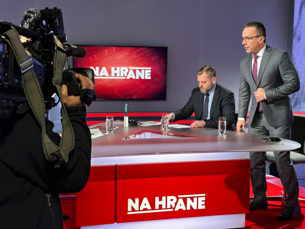 f11d3563-cfc6-47ed-9a76-0bce833541cd