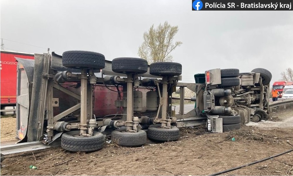 Diaľnicu D2 zablokovala nehoda