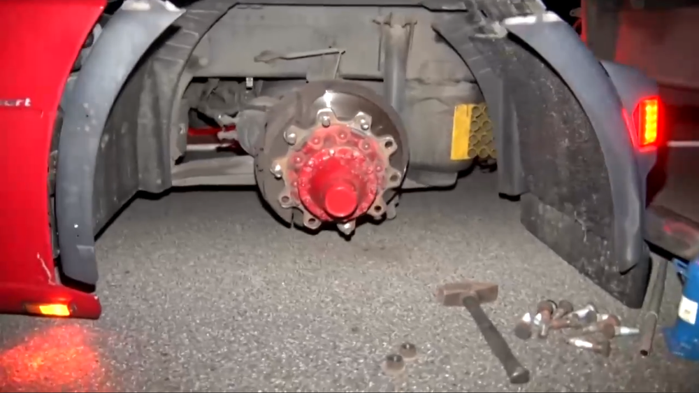 Z kamióna sa odtrhli kolesá