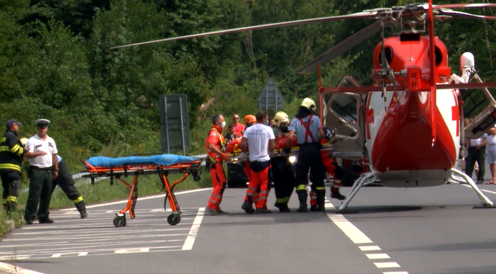 Zrážka dvoch motorkárov uzavrela hlavný ťah na Handlovú, na miesto privolali vrtuľník 