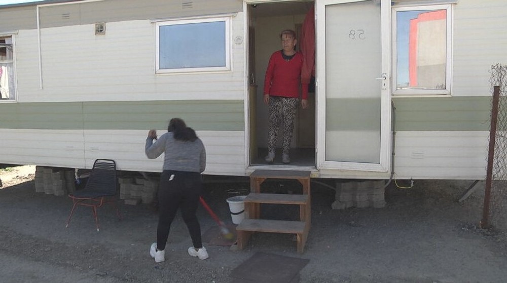 romovia sa nastahovali do mobilnych domcekov (5)