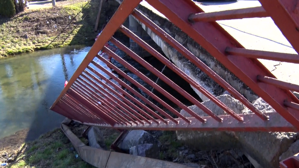 V Partizánskom sa zrútila časť konštrukcie mosta