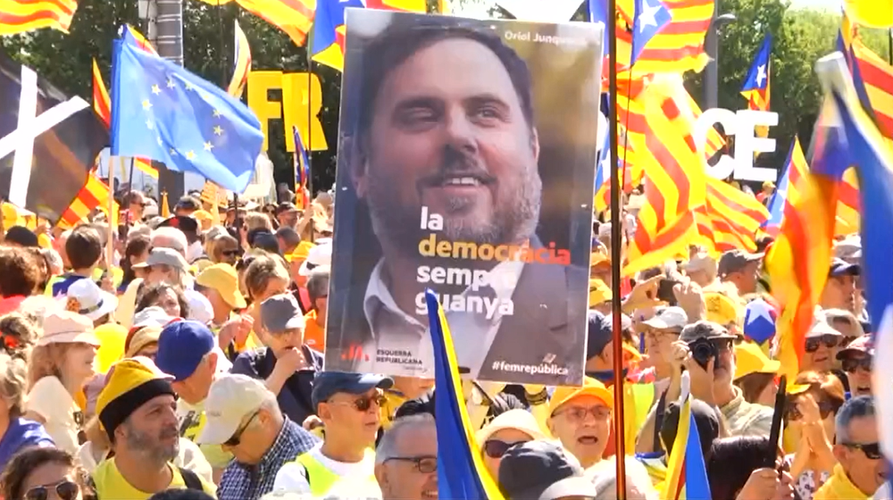 Úvodné zasadnutie nového Európskeho parlamentu poznačili protesty