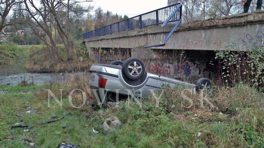 Auto sa zrútilo na breh potoka