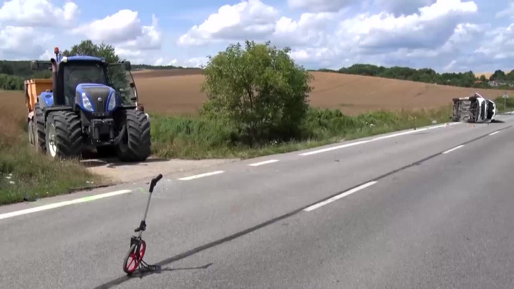 [multi]  Vážna kolízia auta a traktora 3100