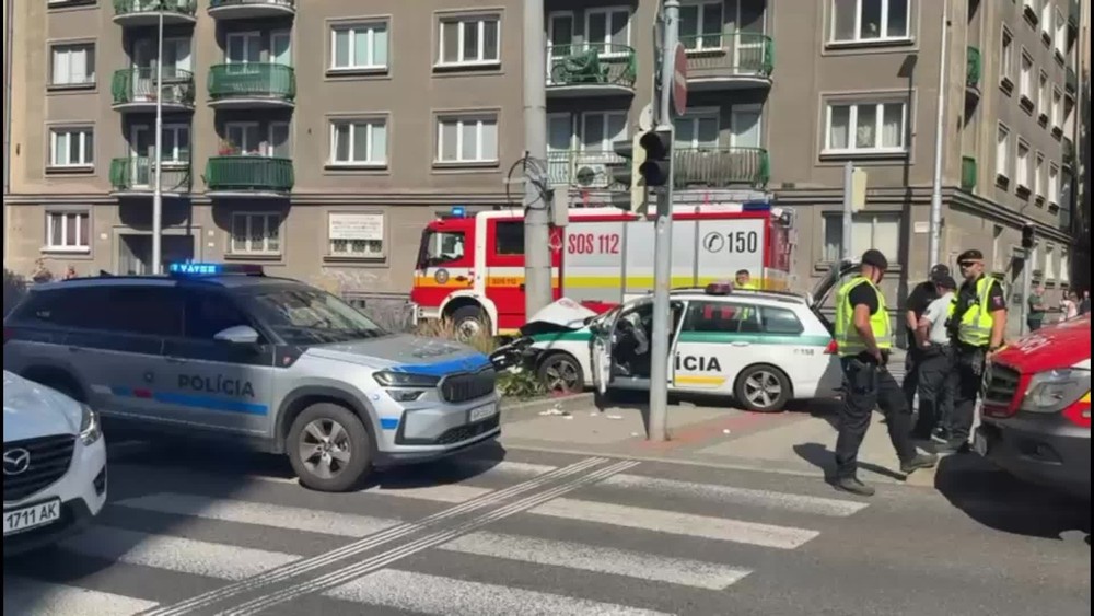 [multi] Policajné auto nabúralo do stlpa 2589