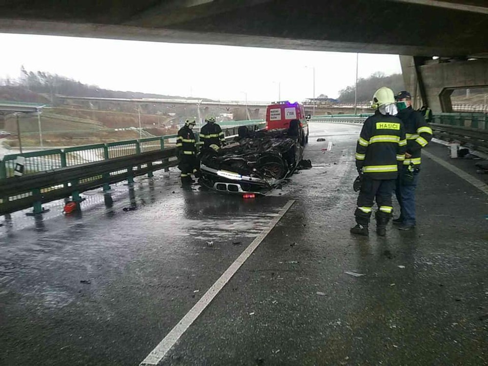Dopravná nehoda horiaceho auta v Prešove si vyžiadala jednu obeť