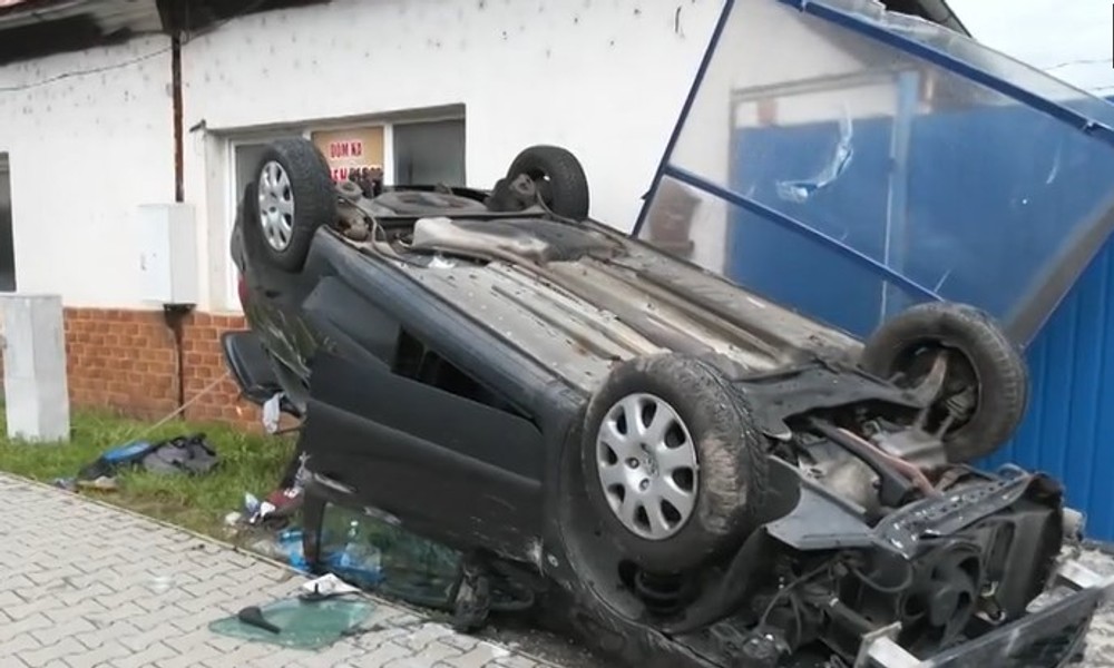 zdemolovaná zastávka auto