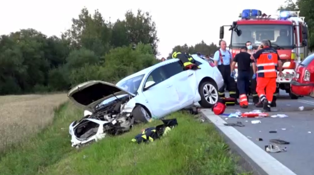 Jeden mŕtvy, traja ťažko a traja ľahko zranení. Toto je výsledok zrážky troch áut