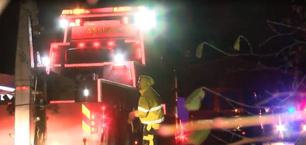 Vodičovi nákladiaku sa počas jazdy uvoľnila hydraulická ruka. Ničila všetko, čo jej stalo v ceste