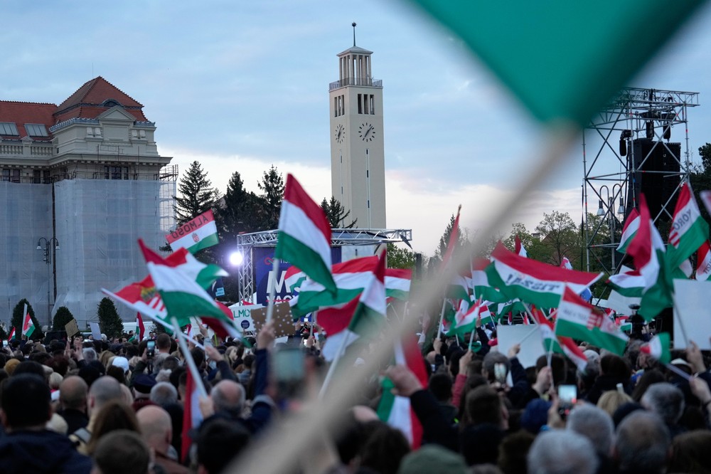 Mítingy Fideszu a TISZA deň pred voľbami v Maďarsku