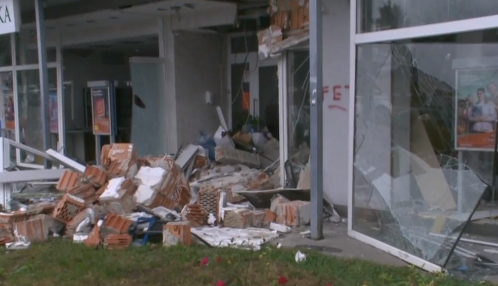 Košicami sa ozýval hlasitý výbuch. Dvaja páchatelia vyhodili do vzduchu bankomat