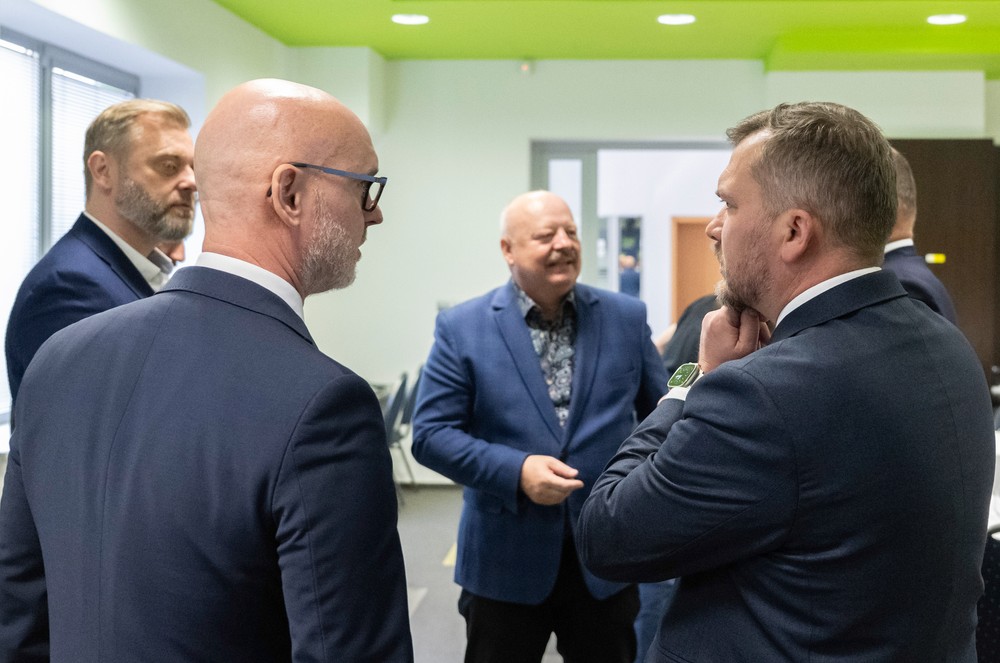 opozicni poslanci za okruhlym stolom