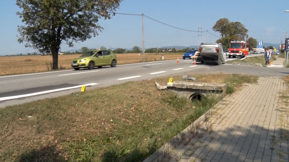 Vodič dostal za volantom mikrospánok. Po náraze sa vozidlo prevrátilo na strechu