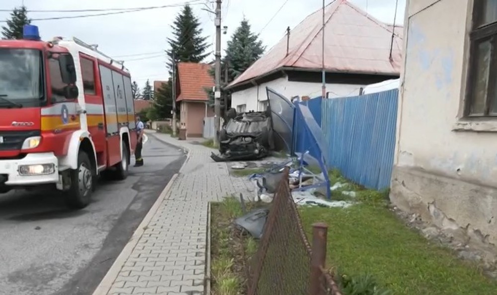 auto zdemolovalo zastávku