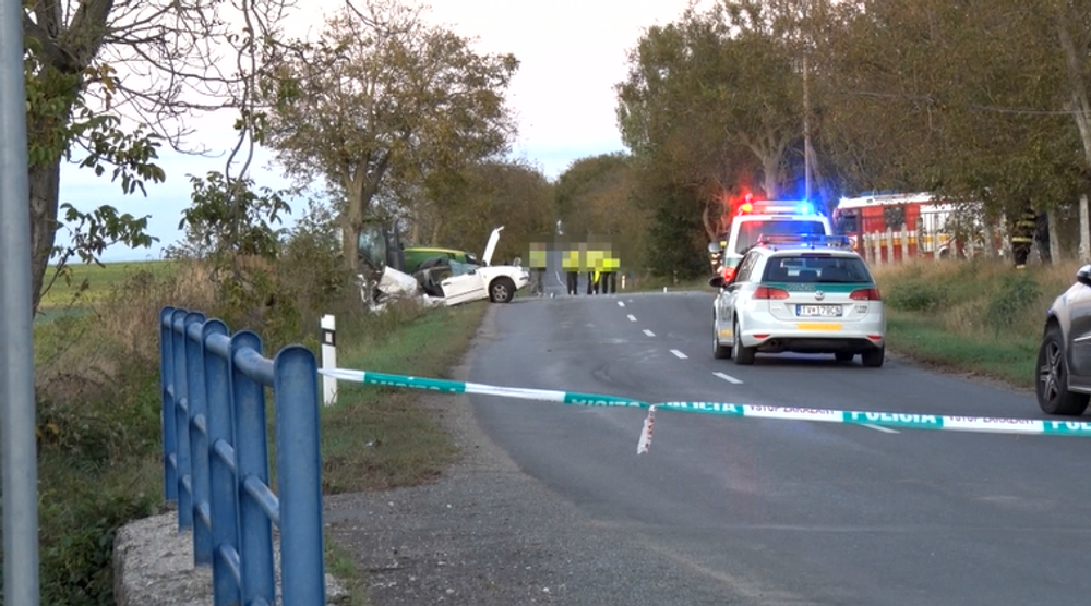 Pri zrážke auta s traktorom sa zranili dve osoby. Po 14-ročného chlapca letel vrtuľník 