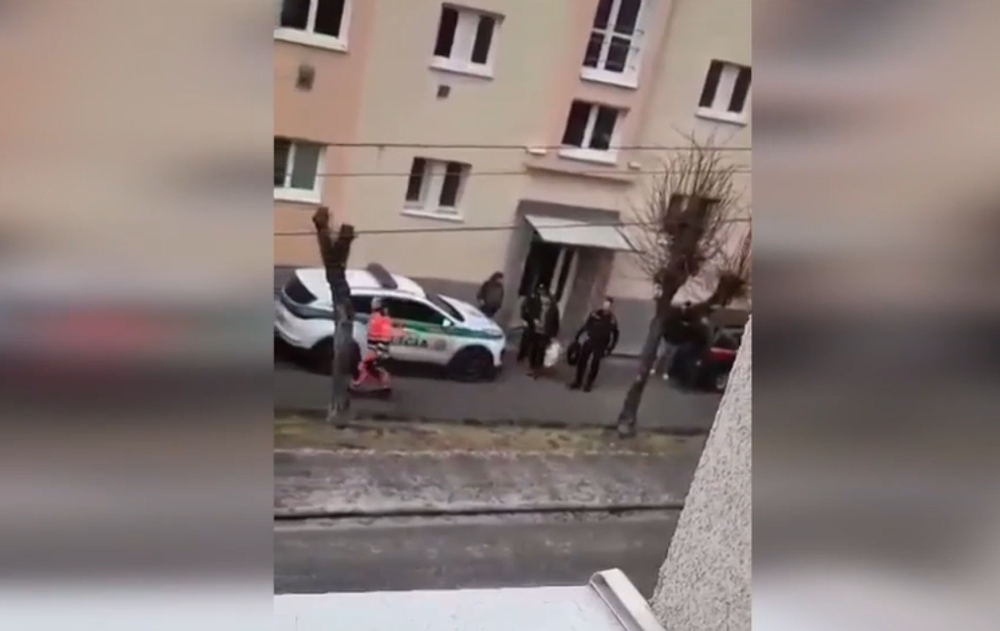 Muž bránil ženu pred agresorom, no sám teraz čelí trestnému stíhaniu