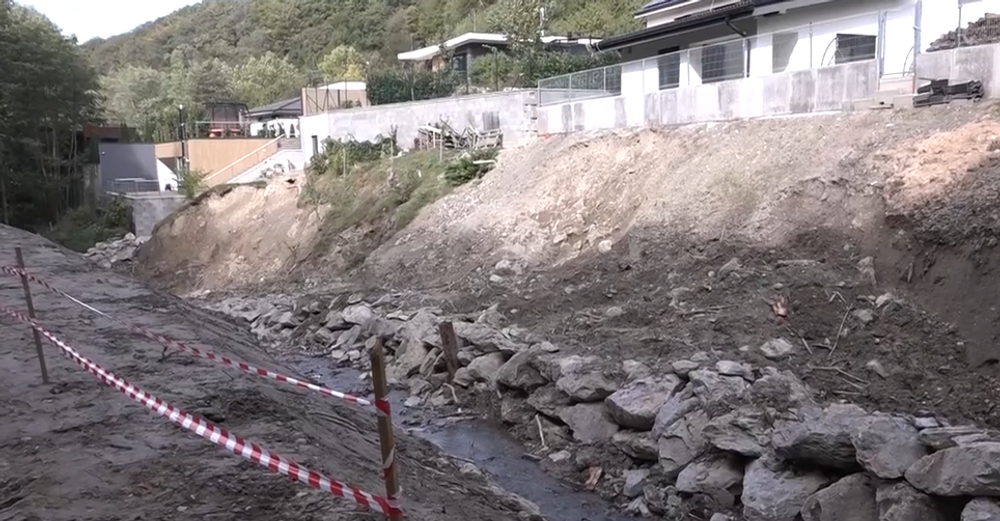 Na zosuv svahu pri domoch mal pomôcť bager. Priviezli ho ale bez bagristu