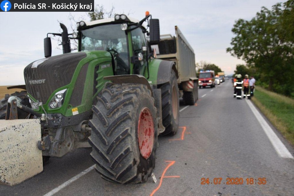 Po zrážke s traktorom vyhasol život motocyklistu  