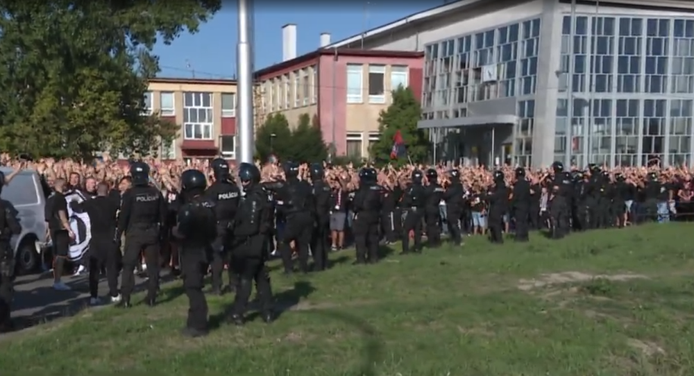 Súboj tradičného derby neskončil len na trávniku. Zápas opäť sprevádzalo primitívne chovanie fanúšikov